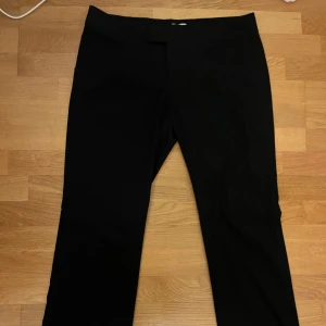 Svarta kostym byxor från Nelly - Säljer dessa eftersom de är för stora för mig! De har använts 3-5 gånger men ser fortfarande jättefina ut🩷