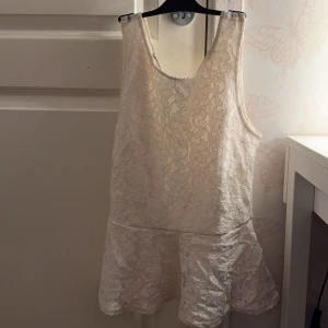 Beige spetsklänning - Fin vit spetstopp som aldrig är använd.❤️