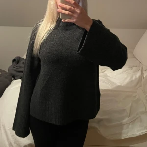 Stickad grå tröja  - superfin stickad tröja från MOOD Copenhagen i strl M (ganska liten i strl). Vida ärmar med lite högre krage! Som ny!💕