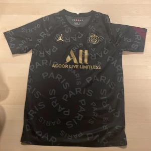 Svart PSG fotbollströja från Jordan - Bra skick Max andvänd 10 gånger mycket bra skick. Skriv vid fråga