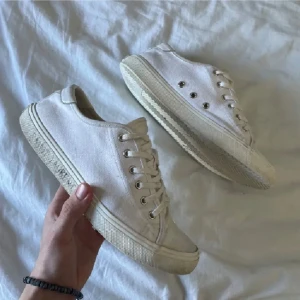 Saint laurent malibu  - Säljer mina saint laurent skor i storlek 42 men passar 43 också. Dem är i bra skick och har inte använts sen jag köpte dem här på plick. Kom dm om bilder eller andra frågor!