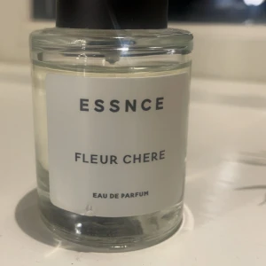 Essnce Fleur Chere  - säljer min Fleur chere parym från Essnce därför att jag inte tycker att den passar på just mig! Är öppen till att byta mot en annan parfym ifrån essnce.