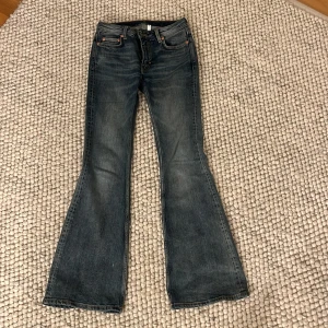 Lågmidjade jeans  - Säljer mina lågmidjade jeans från Weekday. De är använda fåtal gånger så dem är som nya. Ordninarie pris:799