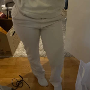 Vita byxor - Snygga krämvita kostymbyxor från lager 157. Knappt använda så otroligt bra skick!