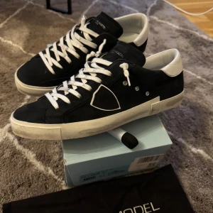 Philippe model prsx skor (nya) - Säljer ett par helt nya philippe model i en av dom sällsyntaste och mest svåra färgen att få tag på, skick: 10/10                                               Stl: 47 men är små i stl så passar 46!  (Kvitto finns!)