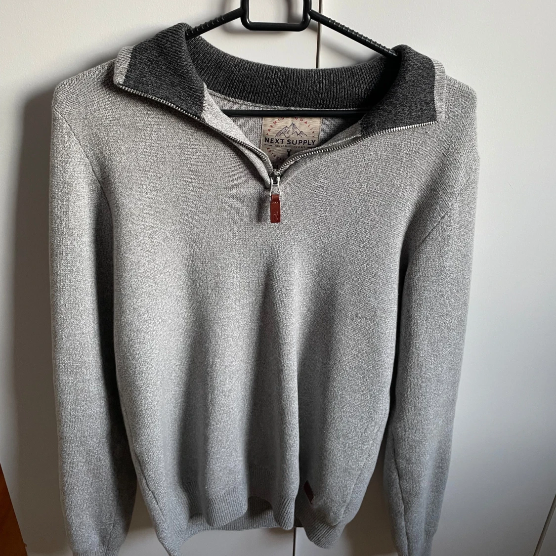 Grå Halfzip från Next Supply