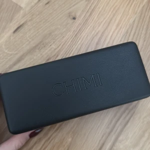 Svarta solglasögon från Chimi - Solglasögon från Chimi, köpt från sample sale i Göteborg. Helt nya, oanvända.