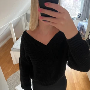 Stickad tröja - Svart stickad tröja med v-ringning! Mycket bra skick, använd några enstaka gånger