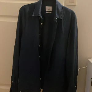 Blå linneskjorta från Bläck - Snygg blå linneskjorta från Bläck storlek S 38/39 har använts 1 enstaka gång. Med fler frågor skriv till mig! Ny pris 600 mitt pris 350 men pris kan diskuteras.