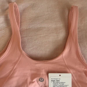 Lululemon linne - Väl användt lululemon linne, men fortfarande jättefint