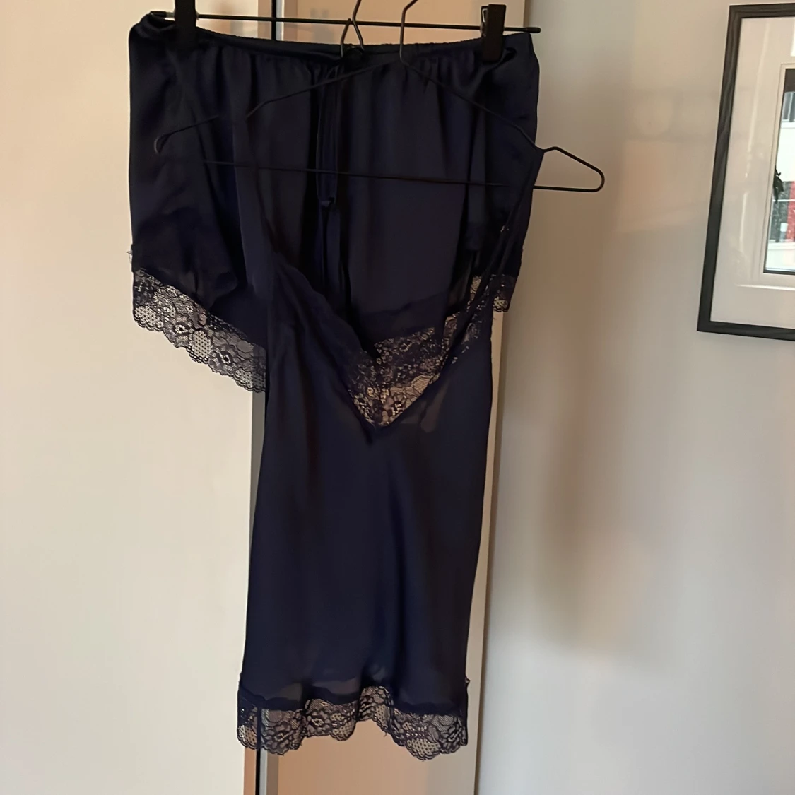 Mörkblå satin pyjamas från Hönkemöller