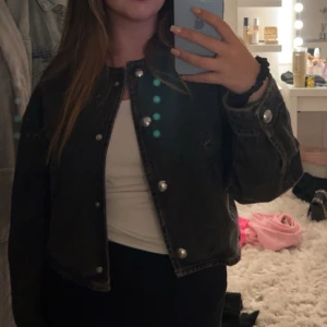 Jeansjacka - Grå jeansjacka från hm 💖