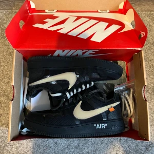 Nike x off-white air force 1 black - Säljer ett par Nike x Off-White Air Force 1 Low black i storlek 41. Skorna är i använt men bra skick (se bilder) Kommer med originalbox och extra snören