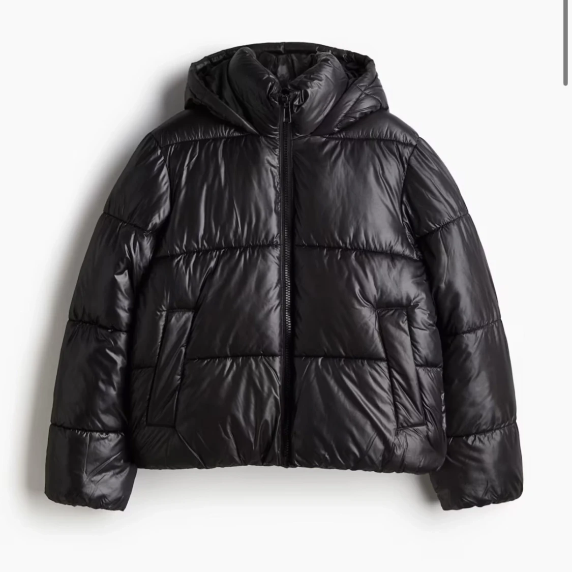 Svart pufferjacka med huva