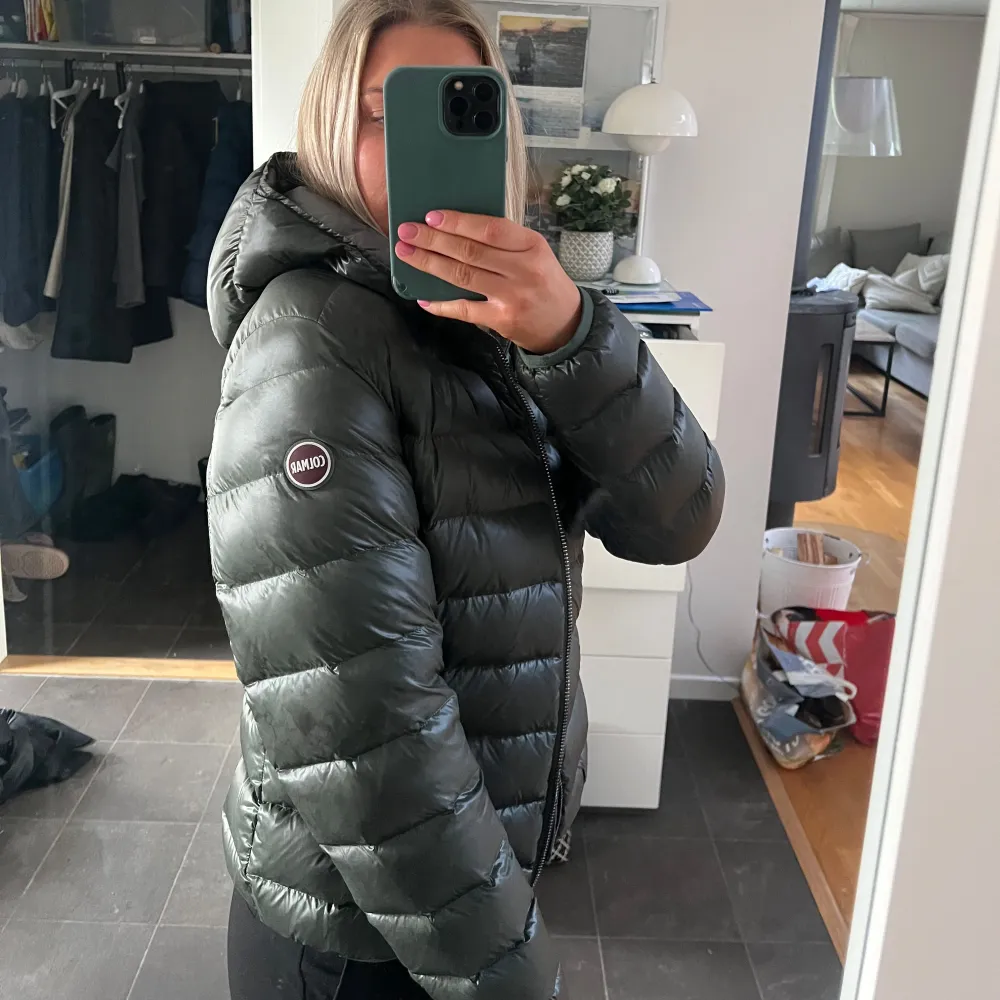 Säljer en snygg grön dunjacka från Colmar köpt för ca 5000. Jackan är sparsamt använd och har ngr fläckar på ena armen som man inte ser jättetydligt när man väl använder den. Har inte testat att tvätta den, men det går säkert att göra för att få bort det. Jackan är i storlek 50 (inte svensk storlek skulle gissa att det är M/L) men passar mig som är s/m. . Takit.