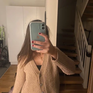 Beige stickad kofta från JDY - Mysig beige stickad kofta från JDY med knappar framtill. Perfekt för kyliga dagar med sin ribbade struktur och långa ärmar. En stilren och bekväm tröja att ha i garderoben.❣️❣️❣️