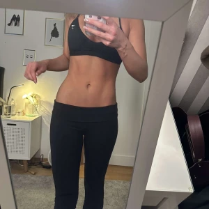 Svarta yogapants från alo - Säljer mina alo yogapants då dom inte används💕köpte för 1500kr