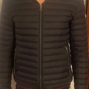 Colmar jack lättvikt  - Säljer min Colmar från förra året. Jätte skön och helt felfri. Rökfritt och djur fritt hem modell 185 cm 78 kg 