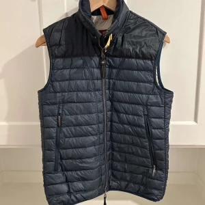 Parajumpers väst - Färg: Mörkblå Storlek: S Skick: Mycket bra  Pris: 1099kr