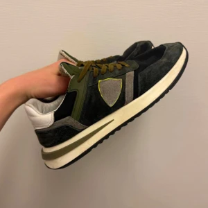 PHILIPPE MODEL TRAINERS - Skit feta och unika Philippe model trainers storlek 42 passar även 41 som perfekta för våren. Nypris ligger runt 3000 och mitt pris är nu 999kr. Skicket är 9/10 alltså knappt använda. Vid minsta fundering eller osäkerhet så hör av dig!
