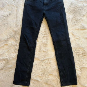 Acne Studios jeans - Färg: Svart Storlek: 29/32 Skick: Mycket bra  Pris: 299kr