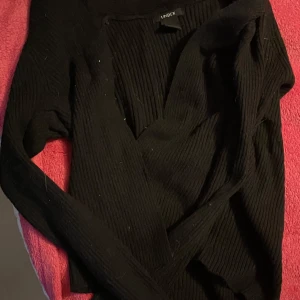 Svart, lättstickad kofta - Säljer den då den aldrig kommer till användning. Den kommer från Lindex, kan skicka bild på lappen ifall de skulle viljas. Skön och töjbar