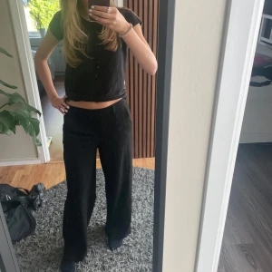 Svarta byxor från Object - Snygga svarta kostymbyxorbyxor från Object med en klassisk design. De har en rak och avslappnande passform och är tillverkade i ett bekvämt material. Perfekta för en stilren look.💕 Använda några gånger men inte många. De har blivit lite lite noppriga vid midjan men inget man lägger märke till💕