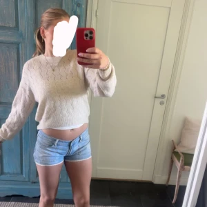 Begie stickad tröja - Säljer en Begue stickad tröja med ett diskret mönster. Tröjan har långa ärmar och en bekväm passform. Perfekt för kyligare dagar. Hör av dig vid intresse! 🤍den är ursprungligen ifrån VeroModa🩷