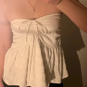 Vit topp/kjol - Jätte fin kjol/topp från bershka. Mycket fint skick! Perfekt till sommaren. Storlek S