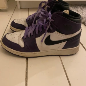 Nike Air Jordans high court purple - Säljer nu mina Nike Air Jordans high i färgen court purple. Äkta såklart. De är i storlek 38,5 och är knappt använda. Skriv för mer info! 