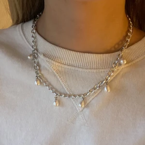 Silver halsband med pärlor  - Har gjort det själv, vet ej om de rostar