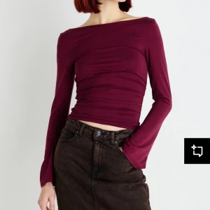 Vinröd långärmad topp - Säljer denna långärmade tröjan i boatneck från ginas soft touch kollektion. Har aldrig använt enbart tvättat efter köp. Nypris 299. Säljer även en i marinblå! 