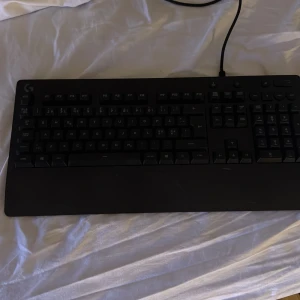 Svart tangentbord Logitech G213 - Säljer ett svart Logitech G213 tangentbord. Det är ett gamingtangentbord med numerisk del och ansluts via USB. Perfekt för gaming och arbete. Tangentbordet har en stilren design och är robust byggt.