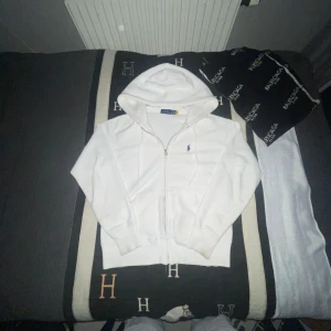 polo zip hoodie  - Säljer nu denna riktigt feta raffe zip hoodien i stlk xs dam. Skulle säga att den passar från 155- 170cm. Tröjan är i riktigt fint skick fast är dock väldigt smutsig, går nog bort i tvätten. Passar till det mesta, skriv gärna vid funderingar och frågor!(pris ej hugget i sten!)