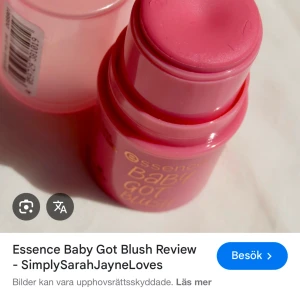 Essence Baby Got Blush - Essence Baby Got Blush i en härlig rosa nyans. Denna krämrouge kommer i en praktisk stickförpackning som gör det enkelt att applicera och blanda ut för en naturlig look. Perfekt för att ge kinderna en fräsch och rosig ton.