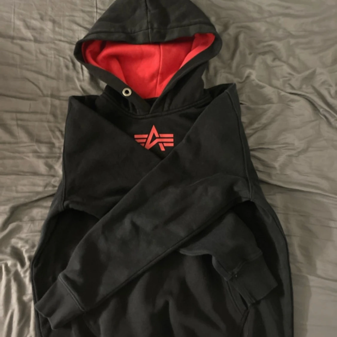 Svart hoodie från Alpha Industries - 1