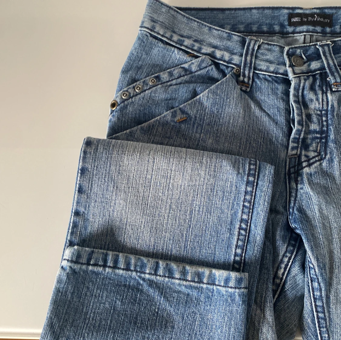 Blå jeans med nitar - 1