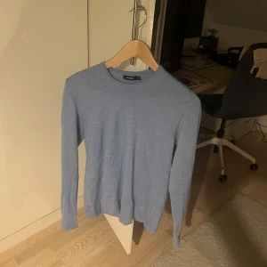 Ljusblå tröja från J Lindeberg  - Säljer en stilren ljusblå tröja från J lindeberg . Tröjan har en klassisk design med rund hals och långa ärmar. Perfekt för en avslappnad men ändå snygg look. Nypris är runt 1500kr mitt ligger på 150kr. Okej skick🤩 Tveka inte att skriva vid funderingar. Den är M men passar mer som S.