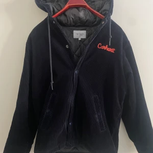 Carhartt manchester jacka - Mörkblå corduroy jacka från carhartt | slutsåld i butiker, nypris ~2500kr | storlek S passar M | Modell: Dennis | 2 ytterfickor och 1 innerficka | Fodrad inuti