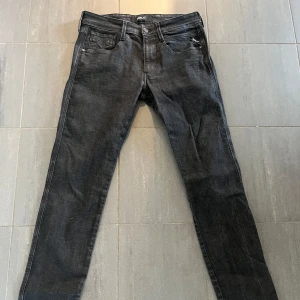 Replay anbass  - Svarta Replay anbass, slim fit passform, pris 275(ny pris 1800), storlek 31/32