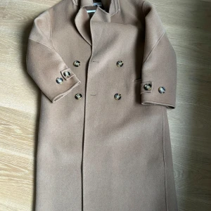 Beige ull/kashmirkappa  - Kappa från H&M i storlek 32 (oversized så passar en small-medium. Den är tillverkad av 92% ull och 8% kashmir. Lite sliten/avskavd vid ärmar (se bild) annars bra skick. 