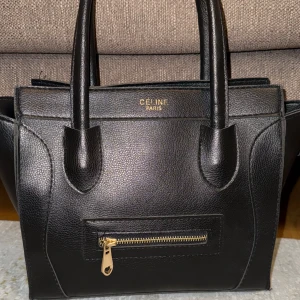 Svart handväska  - Snygg svart handväska med två handtag. 