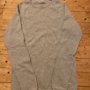 tröja från Jack & Jones - Säljer en väldigt snygg beige tröja ifrån jack & jones tröjan är nästan helt ny och endast använd 1 gång. Väldigt skön tröja som passar till vardags eller vid ett festligt tillfälle. 