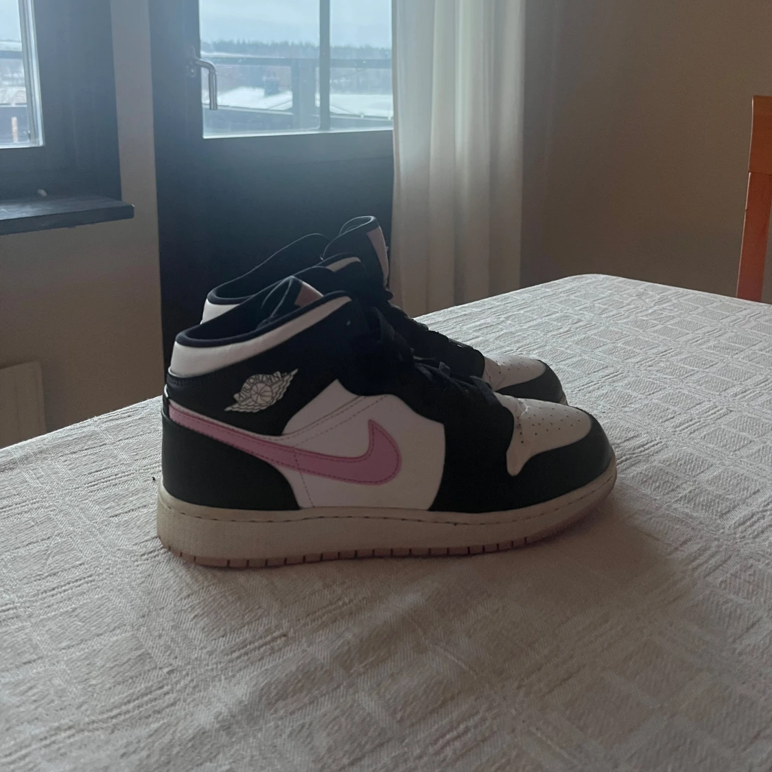 Nike Air Jordans med rosa detaljer - 1