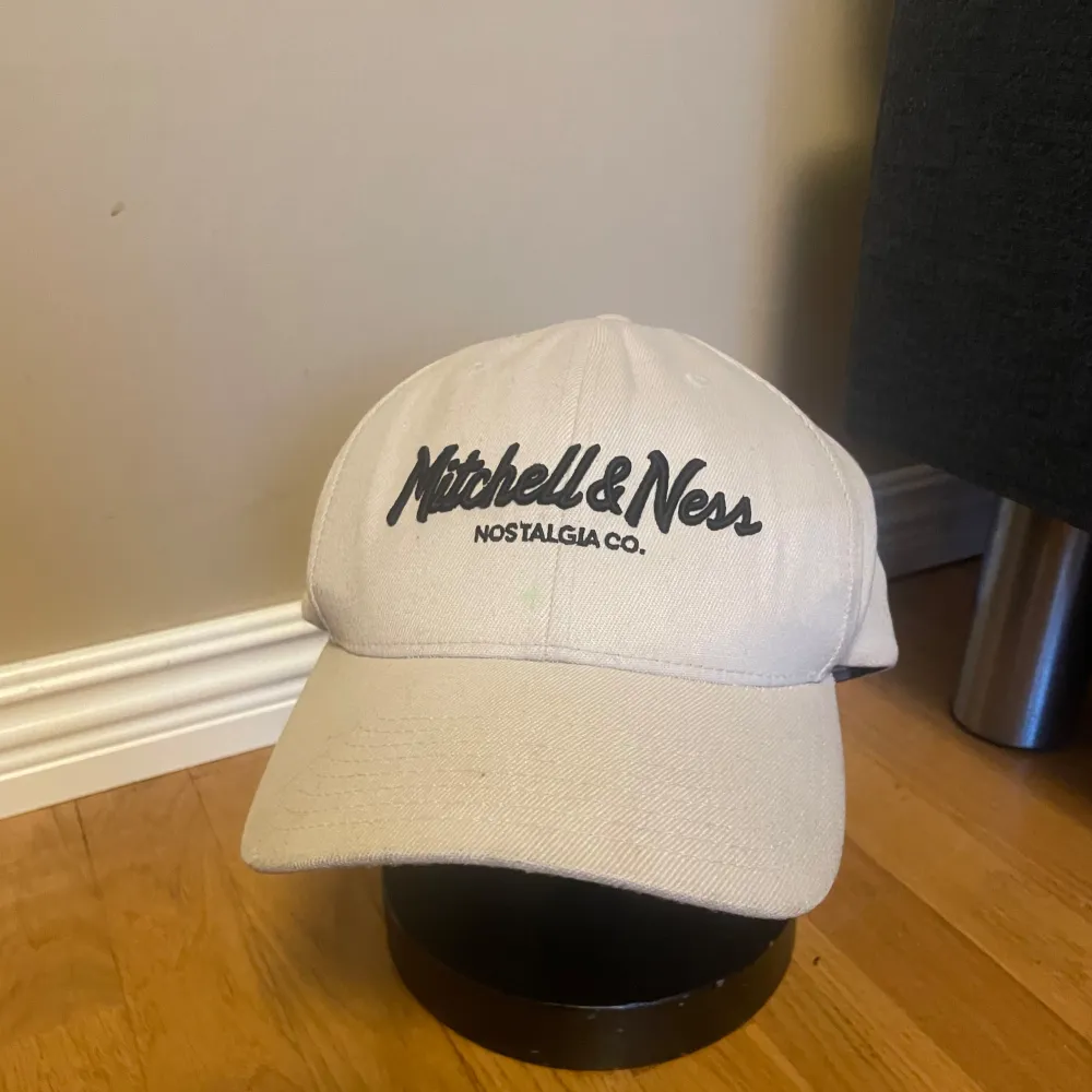 Snygg beige keps från Mitchell & Ness med justerbar rem baktill. . Asusteet.