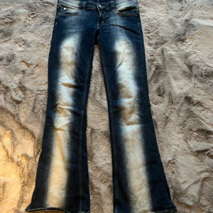 Weekday bootcut jeans - As snygga trendiga weekday jeans, skriv om ni undrar nått💓 W31 L34