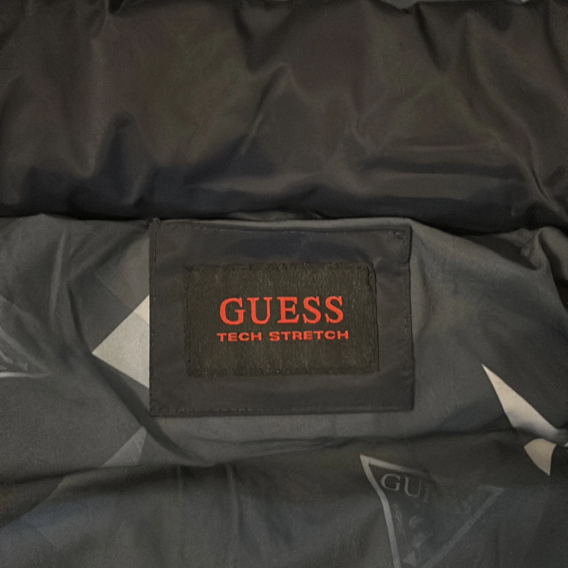 Svart pufferjacka från Guess - 2