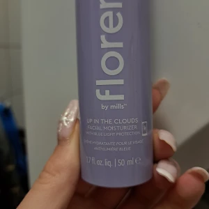 Ansiktskräm från Florence by Mills - Up in the Clouds Facial Moisturizer med blåljusskydd, skyddar alltså blåljuset som kommer från mobilen och bevarar då fukten. Kommer i en lila flaska på 50 ml. Perfekt för att återfukta huden både morgon och kväll. (Använd fåtal ggr)💜💜💜