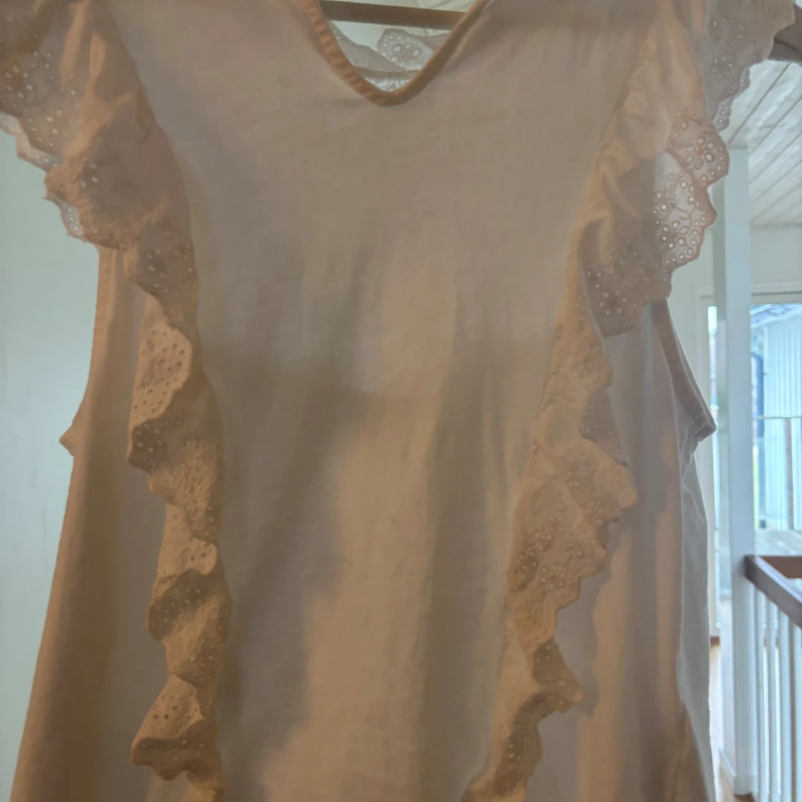 Vit blus med spetsdetaljer - 1