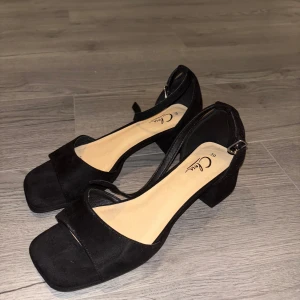 Svarta klackskor - Säljer jätte fina klackar pga att de aldrig kommit till användning… så de är som nya🥰 